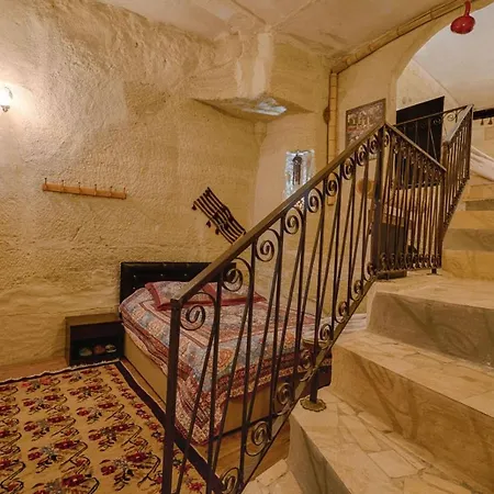 Готель Avlu Cave House