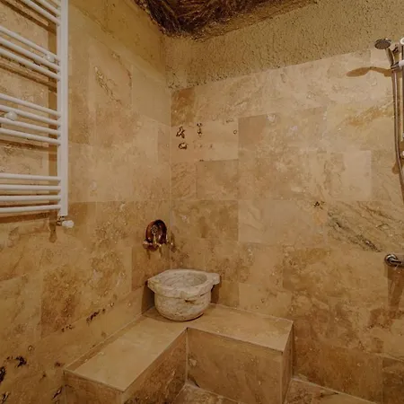 Готель Avlu Cave House *